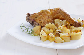 Chicken legs with mustard, fresh thyme, white wine and potatoes