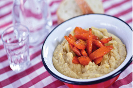 Split yellow peas with sugar glazed carrot sticks and curry