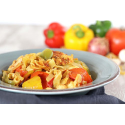Chicken bites with colorful peppers, fresh thyme and Greek traditional chylopites pasta