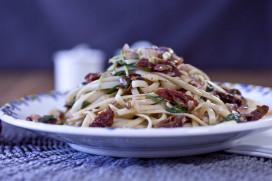 Linguine with sun-dries tomatoes, fresh arugula and pine nuts