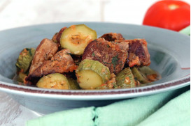 Beef in fresh tomato sauce, with zucchini and spices