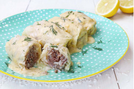 Cabbage rolls with egg-lemon sauce